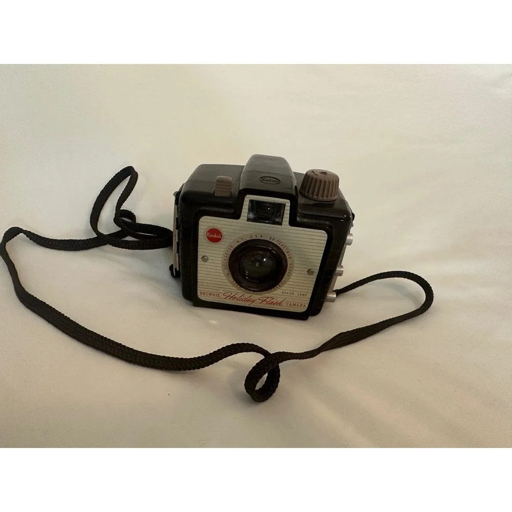 Vintage Kodak Brownie Holiday Flash Camera 127 Film Dakon Lens Black Bakelite